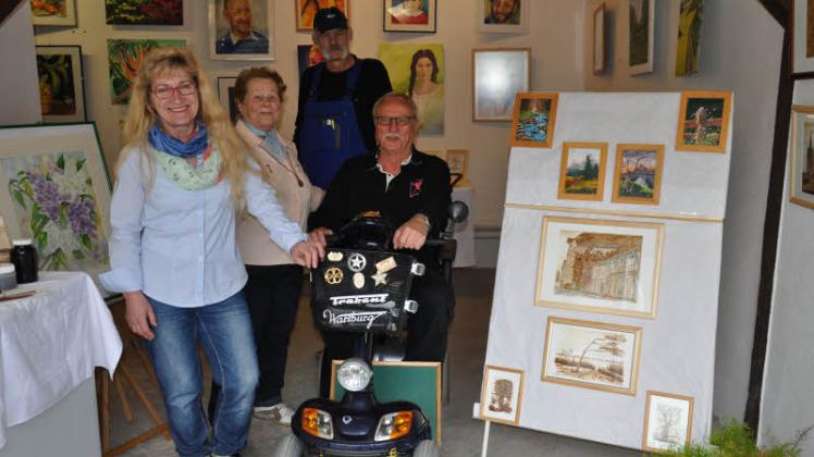 Erich Borck (r.) und seine Künstlerfreunde aus Grabow gewährten zu „Kunst offen“ wieder vielem Besuchern Einblicke in ihre Hobbys.