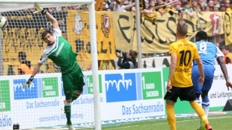 José-Alex Ikeng erzielt in Dresden sein erstes Tor für den FC Hansa (11.). Für gut eine halbe Stunde, bis zum 1:1 (42.), waren die Rostocker aus eigener Kraft gerettet. Am Ende reichte es trotz der 1:2-Niederlage zum Klassenerhalt.  