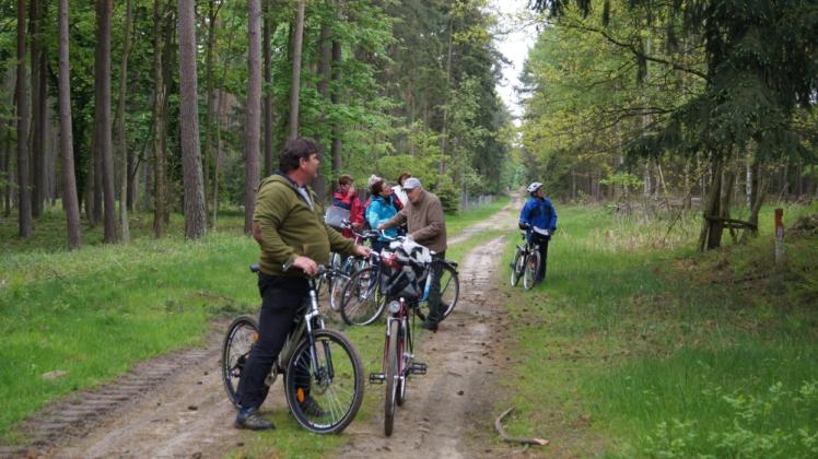 Kurze Rast: Die Teilnehmer der etwas anderen Radtour des Heimatvereines „Wooster Heide e.V.“ bewundern die Natur.   