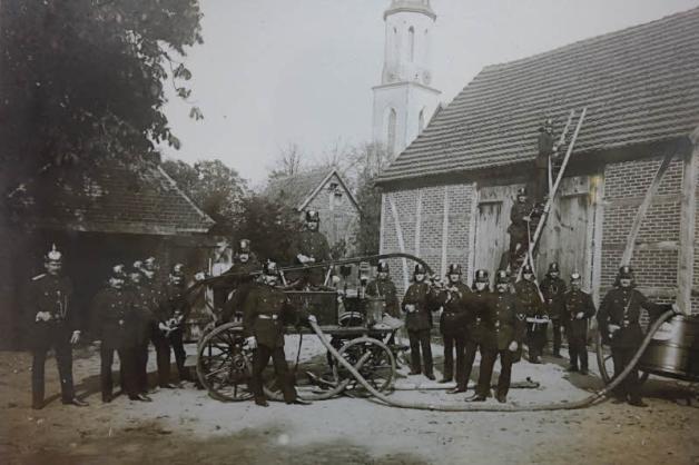 Bereits in den 1920er Jahren befand sich das Feuerwehrhaus in Cumlosen an heutiger Stelle. Mittlerweile stößt es an seine Grenzen. Bereits in den 1920er Jahren befand sich das Feuerwehrhaus in Cumlosen an heutiger Stelle. Mittlerweile stößt es an seine Grenzen.