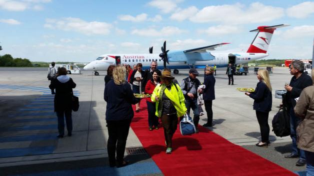 Überraschung auf dem roten Teppich für die ersten Fluggäste aus Österreich.  Fotos: Evelyn Bubber-Menzel (2), Flughafen 