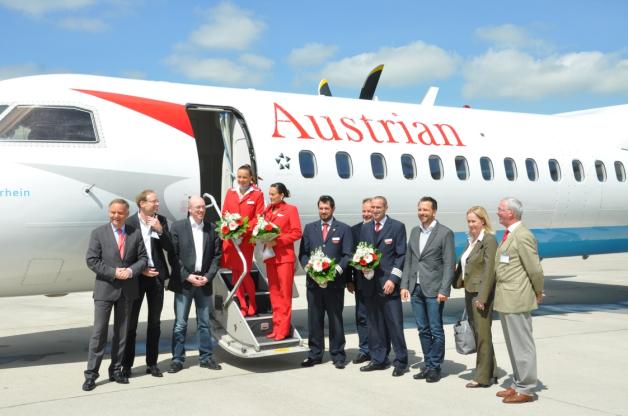 Blumen zur Premiere: Auch die Besatzung des Fliegers wurde herzlich willkommen geheißen. Blumen zur Premiere: Auch die Besatzung des Fliegers wurde herzlich willkommen geheißen.