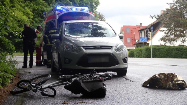 Fahrradfahrer bei Unfall mit Auto in Rostock schwer verletzt