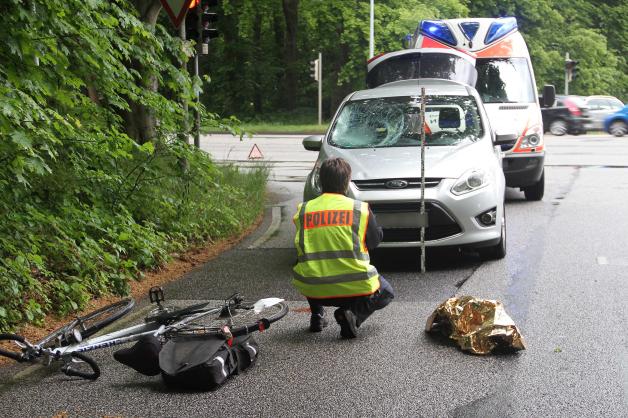 Fahrradfahrer bei Unfall mit Auto in Rostock schwer verletzt