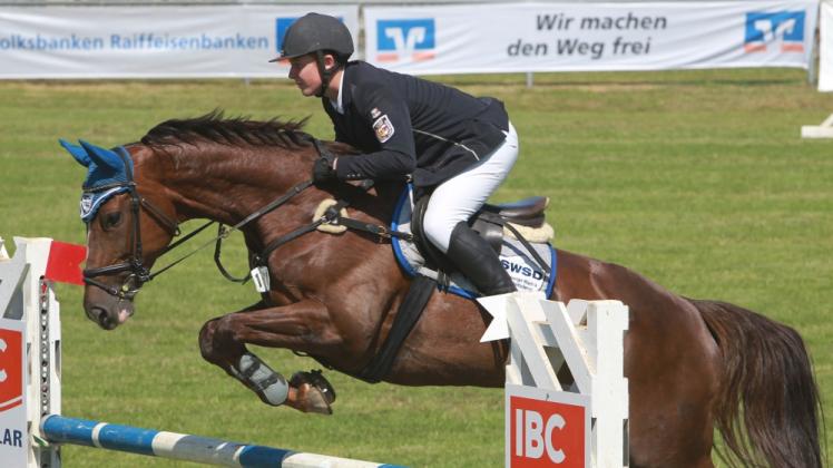 Mit einer Nullrunde als Schlussreiter sicherte Christoph Maack aus Kirch-Mummendorf den Sieg des deutschen Teams beim Junior Nationenpreis im österreichischen Lamprechtshausen.  