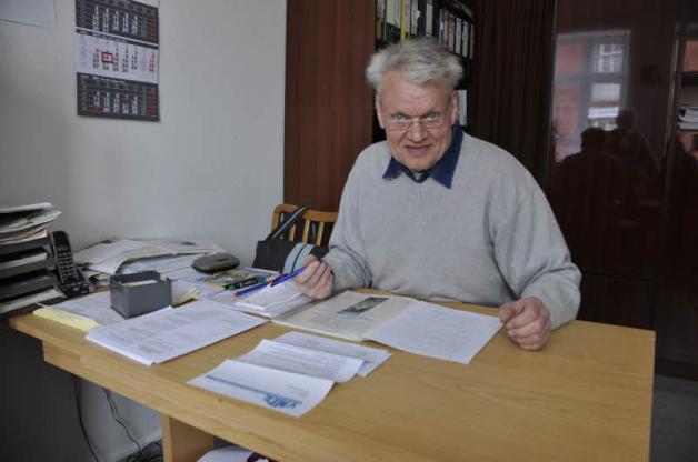 Helmuth Glaser beginnt bereits jetzt, Gedichte zu sammeln. Helmuth Glaser beginnt bereits jetzt, Gedichte zu sammeln.