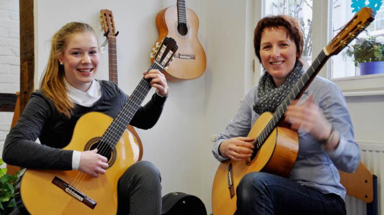 Erfolgreich bei „Jugend musiziert“: Wiebke Lüth mit Musikschul-Lehrerin Ulrike Lutsch.  Fotos: Julia Hahnke 