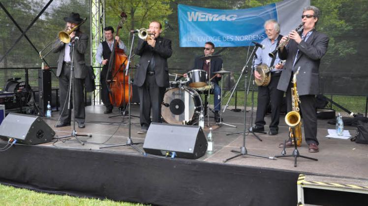 Musik vom Feinsten bot beim sechsten WarinerJazzpicknick die Londoner Band Gentleman Jim McIntosh and the Jazzaholics.