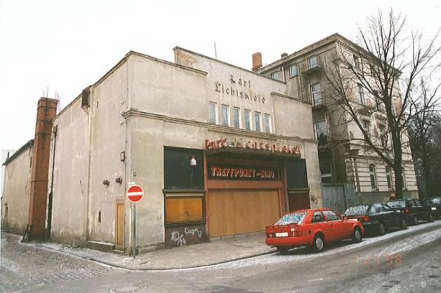 Wo heute ein Neubau in der Dänischen Straße steht, gab es bis 1995 das Kino Parklichtspiele. Es wurde 1995 abgerissen. Musiker Olaf Hobrlant schrieb einen Song und entwarf das Motiv, das als Grundlage für das Plakat diente. Wo heute ein Neubau in der Dänischen Straße steht, gab es bis 1995 das Kino Parklichtspiele. Es wurde 1995 abgerissen. Musiker Olaf Hobrlant schrieb einen Song und entwarf das Motiv, das als Grundlage für das Plakat diente.