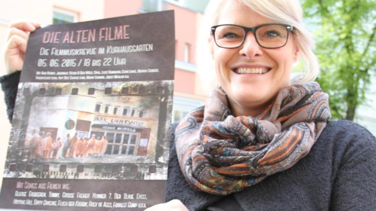 Grafikerin Daniela Krätzel mit dem Plakat für die Open-Air-Abendshow „Die alten Filme“.  