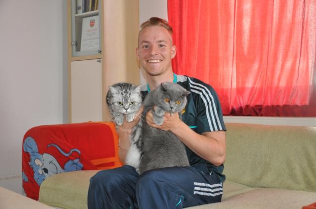 Katzenliebhaber: Mit seinen Britisch-Kurzhaar-Katern Mogli (rechts) und Lazy. 