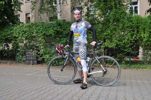 150 bis 160 Kilometer wöchentlich legt Torsten Kröger zur Zeit mit dem Rad zurück, dazu kommen etwa 20 km Laufen plus vier Kraft-Einheiten, um die Grundlagen für die nächste Saison zu schaffen. 150 bis 160 Kilometer wöchentlich legt Torsten Kröger zur Zeit mit dem Rad zurück, dazu kommen etwa 20 km Laufen plus vier Kraft-Einheiten, um die Grundlagen für die nächste Saison zu schaffen.