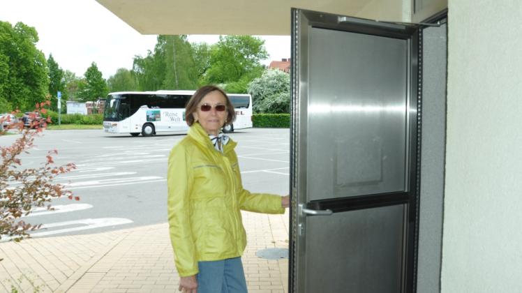 So wie Barbara Richter aus Dresden finden jetzt alle die Toilettentüren offen vor.   