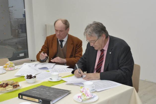Vermieter Frank-Thomas Gädcke (l.) und Hans-Joachim Grätsch unterzeichnen den Mietvertrag. 