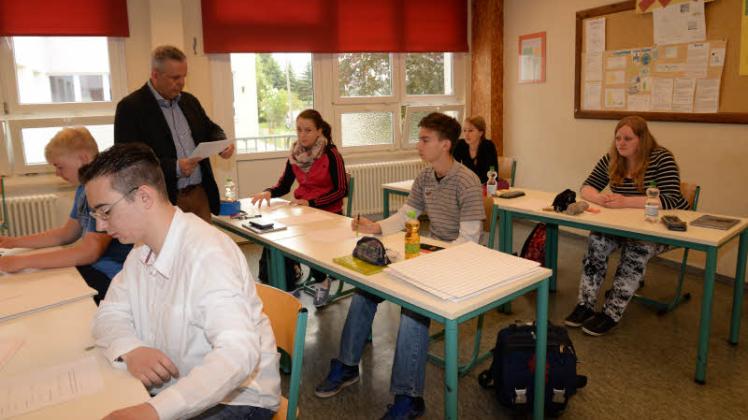Mathematiklehrer Tilo Röpcke teilte gestern früh in Vellahn die Prüfungsaufgaben im Fach Mathematik aus.   Fotos: Mayk Pohle 