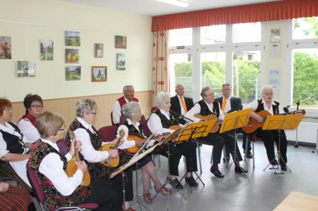 Die Witziner Mandolinengruppe um ihre Leiterin Helga Redmann (r.) umrahmte die Heimatverbandsgründung mit Frühlings- und plattdeutsche Liedern. Die Witziner Mandolinengruppe um ihre Leiterin Helga Redmann (r.) umrahmte die Heimatverbandsgründung mit Frühlings- und plattdeutsche Liedern.