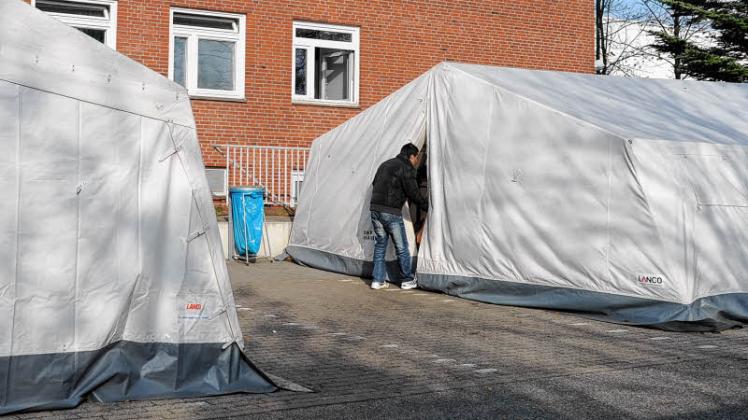 Erfahrung mit Zelten: Da die zentrale Erstaufnahme in Hamburg wegen des verstärkten Zustroms von Asylbewerbern ausgelastet waren auch hier beheizte Zelte aufgebaut worden.  