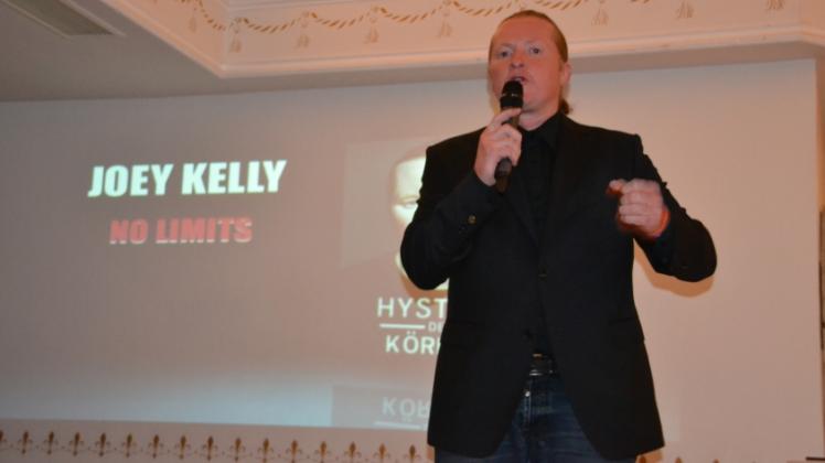 Joey Kelly, Mitglied der legendären Band Kelly Family, motivierte sein Publikum in Kramers Gasthof.