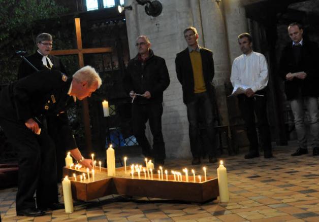 Eine Kerze zündet Bützows Wehrführer Holger Gadinger für all die an, die „mit ganzen Herzen“ den Menschen in der Not halfen.