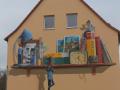 Graffiti-Hingucker am Giebel eines AWG-Hauses in Sternberg.