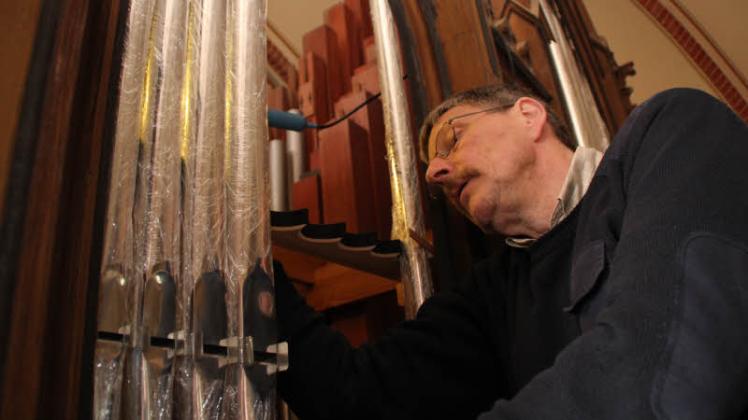 Orgelbauer Klaus-Michael Schreiber beim Einbau der rekonstruierten Prospektpfeifen in die 127 Jahre alte Orgel der Kirche Carlow.