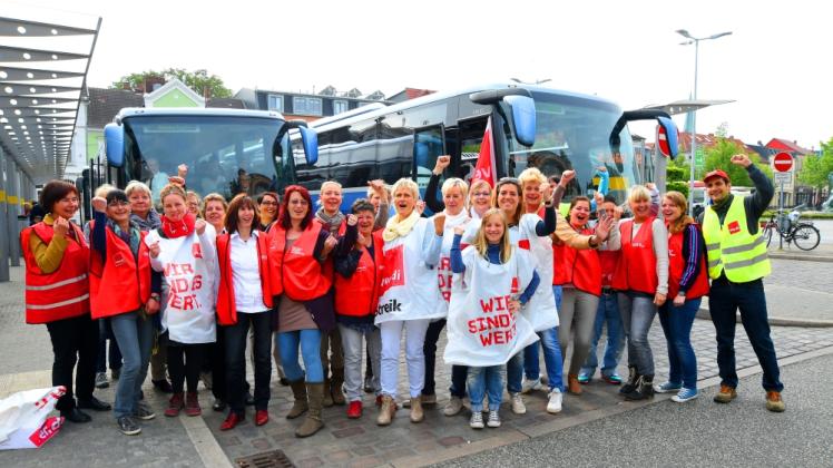 Mit dem Bus zur Demo nach Hamburg: Rund 150 Schweriner Erzieherinnen der Kita gGmbH fuhren gestern mit Greifswalder Kollegen in die Hansestadt. 