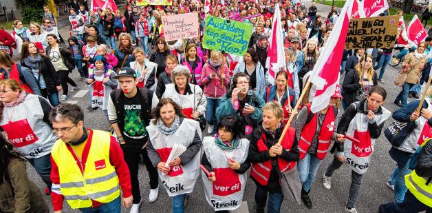 Etwa  15 000 Erzieherinnen aus ganz Norddeutschland haben am Donnerstag in Hamburg für mehr Lohn und Anerkennung demonstriert.  