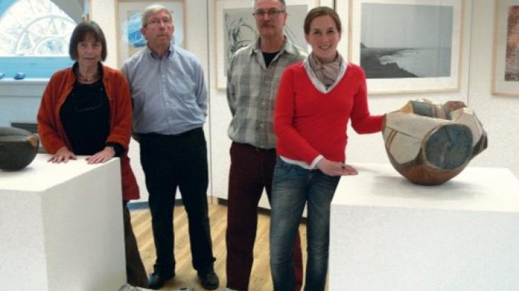 Julia Hümme (rechts) ermöglichte die erste gemeinsame Ausstellung von Gerd Hiort Petersen, Jürgen Hamann und Hans Munck Andersen (von links). Foto:  Krause