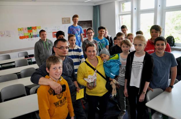 Kevin, Hans-Jörg, Manuela und Domenik Wolfs (vorne v. l.n.r.) freuen sich über die Spendenaktion der Schüler der Klasse 6a der Regionalen Schule Bützow.