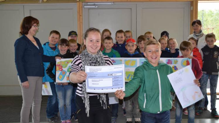 Schüler helfen Schülern: Grundschüler aus Bentwisch spenden ihr Taschengeld für die Grundschule am Schlossplatz.  