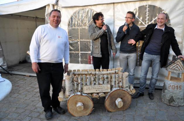 Frank Günther (l.) und Bürgermeister Christian Grüschow (r.) ersteigerten die Holzobjekte. Die Moderatoren Michael und Michael hatten die Auktion richtig angeheizt.