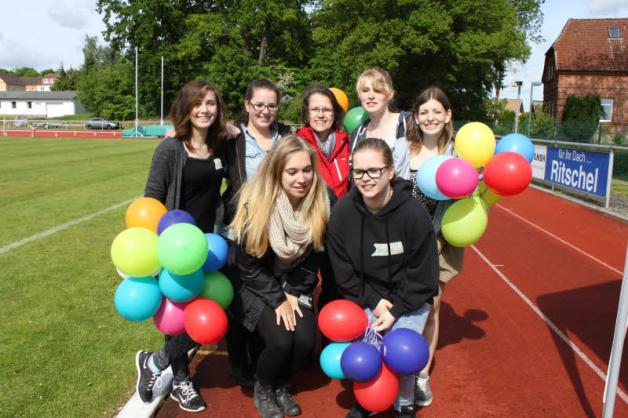 In diesem Jahr wieder dabei: Ulrike Hunz (hi. Mitte), die mit Lisa, Marie Louise, Romy, Dana, Marjana und Verena Luftballons verteilt