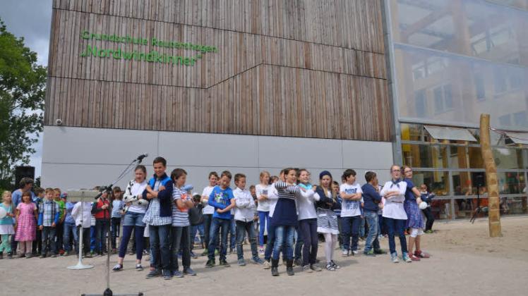 Extra einstudiert: Zur feierlichen Namensweihe ihrer Grundschule haben die Nordwindkinner aus der vierten Klasse einen eigenen Song mit Tanzeinlage aufgeführt. 