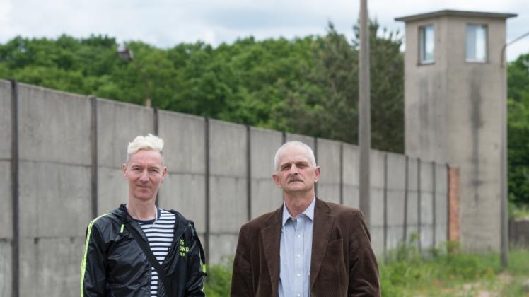 Detlef Fahle (l.), Vorsitzender des Vereins DDR-Militärgefängnis Schwedt e.V., und Stellvertreter Thomas Welz, vor einem Wachturm des ehemaligen NVA-Gefängnisses.