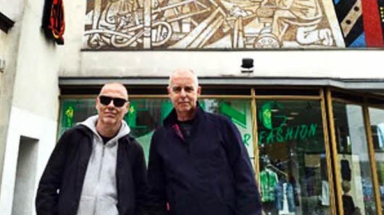 Schnappschuss vor einem DDR-Mosaik: Chris Lowe (l.) und Neil Tennant – die Pet Shop Boys – haben Eisenhüttenstadt einen Besuch abgestattet.  