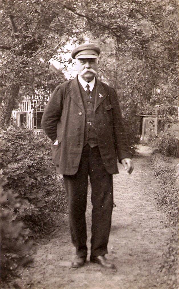 Otto Münster (1863-1950), pensionierter Bezirksaktuar (Gerichtsschreiber), gehörte zu den letzten Bützower Freimaurern.