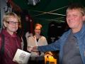 Karin (l.) und Rainer Kröger aus Wismar wollten helfen und kauften Jenny Richter eine CD ab.  