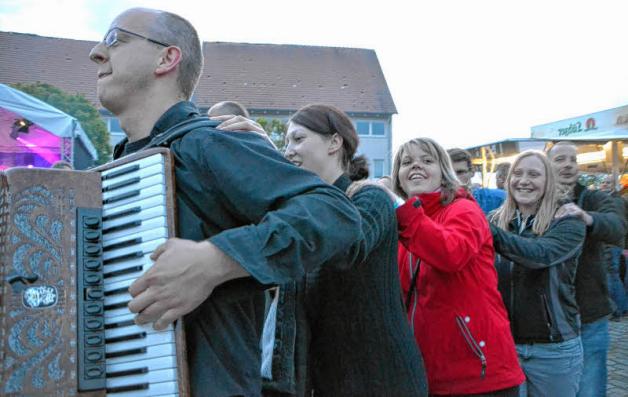 Mit den Larrikins aus Goldberg gab es sogar eine Polonaise auf dem Schloßplatz. Mit den Larrikins aus Goldberg gab es sogar eine Polonaise auf dem Schloßplatz.