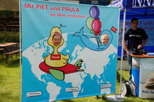 Auf einem Foto verewigen Nina und Oliver Reissig (v. l.) als Paula und Piet ihre Erinnerung an den Kindertag im Zoo.