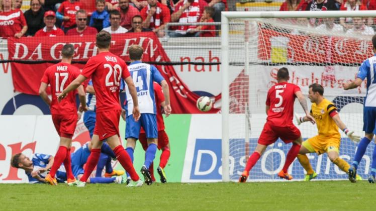 Der Magdeburger Felix Schiller (links am Boden) erzielt in Offenbach das Tor zum 1:1.  