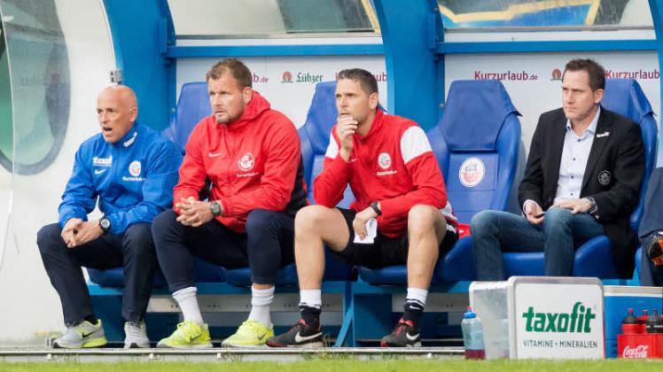 Das Team hinter der Mannschaft: Torwartcoach Stefan Karow (r.) und Co-Trainer Uwe Ehlers (M.) zitterten mit Hansa bis zuletzt um den Klassenerhalt. Das Duo wird Cheftrainer Karsten Baumann (l.) auch in der kommenden Saison unterstützen.  