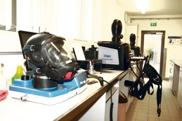 Herzstück des Anbaus ist die neue Atem-Schutz-Werkstatt, in der benutzte Masken und Flaschen gewartet werden. Herzstück des Anbaus ist die neue Atem-Schutz-Werkstatt, in der benutzte Masken und Flaschen gewartet werden.