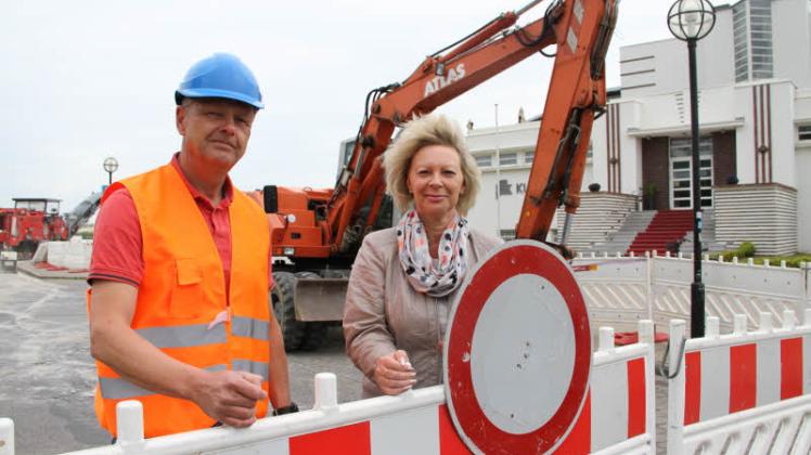Hier ist ab sofort gesperrt: Eurawasser-Bauleiter Reiner Kessner und Unternehmens-Sprecherin Gabi Kniffka begleiten den Start der Sanierungsmaßnahme.  