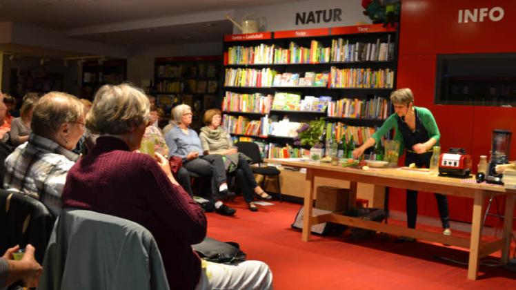 Auf 150 Besucher und großes Interesse am Thema Detox ist Andrea Nossem in Rostock getroffen. Sie stellte bei Hugendubel ihre Bücher vor und lud zum Verkosten ein. Urteil: „Wirklich gut“. Auf 150 Besucher und großes Interesse am Thema Detox ist Andrea Nossem in Rostock getroffen. Sie stellte bei Hugendubel ihre Bücher vor und lud zum Verkosten ein. Urteil: „Wirklich gut“.