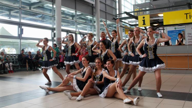 Sorgen wieder für Stimmung im Terminal des Flughafens Rostock-Laage: die Tanzgruppe Let’s Dance aus Laage.  