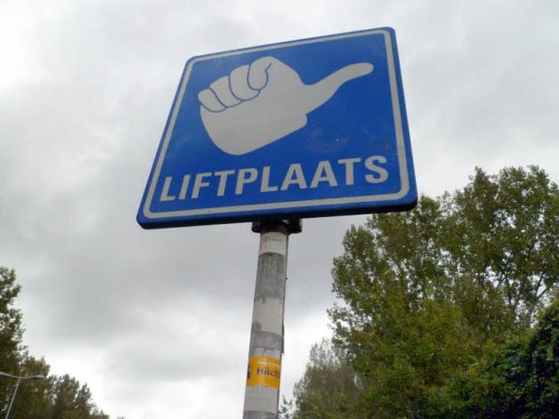 Schilder wie dieses mit dem Hinweis „Liftplaats“ weisen in großen niederländischen Städten auf Tramper-Abholstellen hin.
