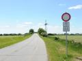 Das Verbotsschild zeigt: Pkw dürfen den Eichhofweg von Einfeld aus nur bis kurz vor die Brücke über den Autobahnzubringer B 205 befahren. Aber das wird vielfach ignoriert. 