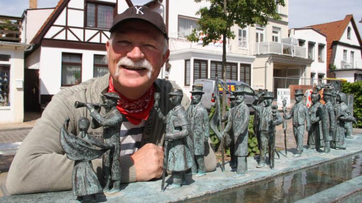 Musiker, Latüchtenwärter und Komponist von „De Warnminner Ümgang“ ist Klaus Lass. Er stellt den Song Sonntag am Umgangsbrunnen von Bildhauer Wolfgang Friedrich vor.