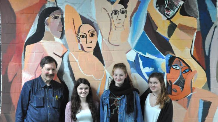 Ein letztes Mal posieren Hans-Ullrich Gyllenberg, Doreen Petersen (von links), Lucie Keller und Maria Burmeister vor ihrer Reproduktion von Picassos Werk „Les Demoiselles d‘Avignon“. 