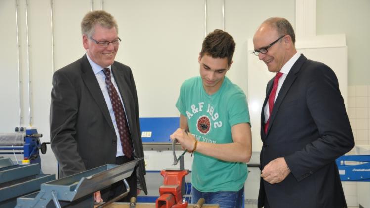 In den 30 Fachräumendes Bildungszentrums sollen Jugendliche bestmöglich auf den Beruf vorbereitet werden: Hier informiert sich Ministerpräsident Erwin Sellering (r.) bei Hennes Cleven und Schulleiter Holger Verchow (l.) über die technische Ausstattung des Labors für Metall- und Werkstofftechnik. In den 30 Fachräumendes Bildungszentrums sollen Jugendliche bestmöglich auf den Beruf vorbereitet werden: Hier informiert sich Ministerpräsident Erwin Sellering (r.) bei Hennes Cleven und Schulleiter Holger Verchow (l.) über die technische Ausstattung des Labors für Metall- und Werkstofftechnik.